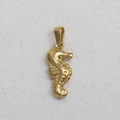 Detail van zeepaardje hanger met 24K goudlaag en getextureerd metalen oppervlak voor sieraden - BK02-Zeepaardje-Goud