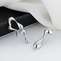 Pendientes de plata minimalistas con diseño geométrico de lava fluida y acabado liso - Pendientes asimétricos / Plateado