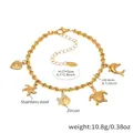 Detail eines goldenen Edelstahl-Bambusarmbands mit Seestern- und Delfin-Anhängern - Gold DIY Charm-Armband (Herz/Seestern/Fisch/Schildkröte/Delphin)