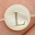 Perle ronde en nacre blanche avec lettre L dorée pour création de bijoux DIY - Lettre L