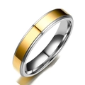 Anillo bicolor de acero inoxidable 316L pulido con acabado en oro y plata sobre blanco - 4mm / US 5