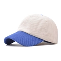 Détail de la casquette rétro en velours côtelé avec couronne crème et bord bleu - Réglable / Bleu Royal