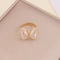 Primer plano de anillo de mariposa dorado con circonitas y banda abierta ajustable - Blanco