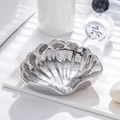 Dettaglio portasapone in ceramica argentata a forma di conchiglia con finitura metallica - Conchiglia / Argento