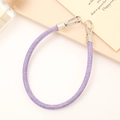 Dragonne créative en cuir PU tressé violet avec boucles argentées sur fond beige - Denim Violet
