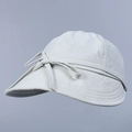 Dettaglio del cappello parasole in nylon grigio chiaro con fiocco e cuciture rinforzate - M (56-58cm) / Grigio