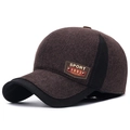Detail van de winterse wollen baseballpet met lederen sportpatch en warme textuur - 56-61CM (Verstelbaar) / koffiekleur