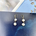 Vue détaillée de perles baroques naturelles et de longues boucles d'oreilles dorées - Boucles d'oreilles à crochet - 2 perles d'eau douce / Or
