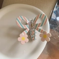 Pinza para el pelo de mariposa con rayas rosa-azul y flores en un plato de cerámica - Mariposa Azul Frangipani