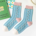 Calze azzurre con trama a onde e piccoli ricami floreali viola stile vintage - Floreale Blu Chiaro