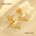 Vue macro de boucles d'oreilles cœur dorées avec texture étoile et dimensions - Pendentif Cœur Embelli d'Étoile (NMSE-H647-1) / Or