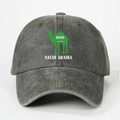Dettaglio del cotone lavato sul cappellino vintage con ricamo del cammello dell'Arabia Saudita - Regolabile / Verde Militare