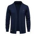 Dettaglio del cardigan in maglia blu scuro con polsini a coste e stemma in metallo - S / Blu Notte