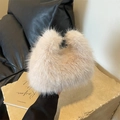 Plüschige Handtasche aus beigem Kunstpelz mit flauschiger Textur und glänzendem Finish - Gebrochenes Weiß