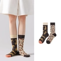 Asymmetrische Crew-Socken mit Leopardenmuster und Herz-Details aus Baumwollstrick - Leopardenmuster-Thema (1039)