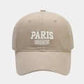 Dettaglio ravvicinato del ricamo PARIS bianco su tessuto di cappello kaki in cotone - Cachi