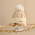 Dettaglio del cappello invernale per neonati con maglia a trecce e pompon in pelliccia - Taglia Unica (6 mesi-2 anni) / Kaki/Bianco Sporco