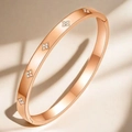 Detail of rose gold clover bracelet with sparkling diamonds and oval snap clasp - Clover Bangle (TT0097) / Rose Gold