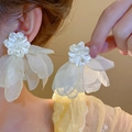 Détail de boucles d'oreilles fleurs en résine avec pétales en tulle et tiges en argent fin - 7# Tige en Argent - Perle Baroque Dentelle