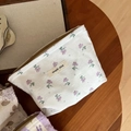 Détail de pochette à fleurs violettes avec fermeture éclair et étiquette simple wish - Base Blanche Petites Fleurs Violettes Découpées