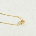Dettaglio della collana a catena dorata con pendente a sfera scintillante con cristalli - Bianco