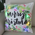 Cojín LED Feliz Navidad blanco con guirnalda festiva en sofá, decoración hogar luminosa - 21B-3 Guirnalda de Bayas Rojas (Con LED)