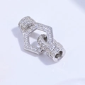 Vue macro du fermoir hexagonal en argent S925 avec zircons brillants pour bijoux DIY - Boucle Carrée Platine