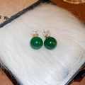 Detalle de pendientes de cuentas de ágata verde con circón sobre forro de felpa blanca - Estilo de Aguja de Plata S925 / Verde