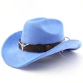 Détail d'un chapeau de cowboy bleu ciel avec ceinture marron et ornement de tête de taureau - M (56-58cm) / Bleu ciel profond