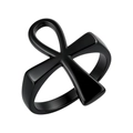 Anillo negro de acero inoxidable con cruz Ankh y tema de Anubis visto desde 45 grados - US 7 / Negro