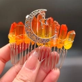 Makroansicht von handgefertigtem Haarkamm mit orangefarbenen Kristallen und Mond-Stern-Anhänger - Orange-gelber Kristall + Mond + Sterne