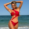Bañador rojo sexy de un hombro con detalles de anillas doradas en la playa - S / Rojo