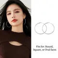 Créoles élégantes de 50 mm en acier titane argenté pour femmes portées et en détail - Boucles d'Oreilles Créoles Argent 5cm