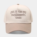 Δίχρωμο καπέλο trucker με κεντημένο σύνθημα Put it on my husband's tab σε μπεζ και χακί - Ρυθμιζόμενο / Χακί