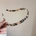 Detailed view of the leopard print tortoiseshell pattern on this slim acetate headband - Eyeglass Style Headband / Light Tortoise Shell