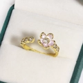 Anello con fiore in smalto rosa e pietre di zircone scintillanti in finitura dorata - Fiore di Ciliegio Rosa (金色1)