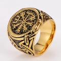 Primer plano del anillo de brújula vikinga dorada con acabado antiguo y runas grabadas - Talla 8 / Dorado