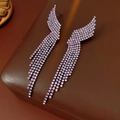 Dettaglio di orecchini a nappa con strass viola e design ad ala su base in pelle - Stile Nappa Ala Viola