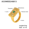 Detalle macro del anillo de acero de titanio chapado en oro 18K con turquesa y strass - US 6 / Anillo / Dorado