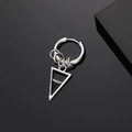 Dettaglio orecchino punk argento con ciondolo a triangolo in smalto nero su sfondo nero - Triangolo Nero
