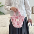 Détail du sac à main en peluche rose avec motifs de cœurs et étiquette de marque en décor - Petit Cœur Rose Clair