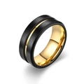 Gros plan de bague homme 8mm en acier titane avec fini noir mat et rainure dorée - Taille 7 / Or et Noir
