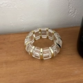 Gros plan du bracelet géométrique en résine avec blocs transparents et maillons dorés - Transparent