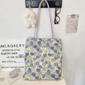 Detail der floralen Segeltuchtasche mit lila Lederriemen und Sorakka-Markenetikett - Lila Iris Schultertasche Totebag