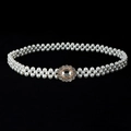 Primer plano de cinturón de perlas blancas con hebillas elegantes de strass oro y plata - Hebilla decorativa de doble fila con perlas artificiales y diamante de imitación oro y plata (Estilo 4)