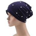 Detalle del gorro azul oscuro con elegantes perlas blancas y adornos de diamantes de imitación - Azul marino