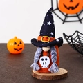 Dettaglio dello gnomo di Halloween arancione con cappello da mago e teschio su legno - Stile A Corpo Arancione Cappello da Strega con Stelle Nere