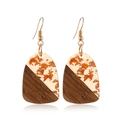 Detalle macro de pendientes geométricos con madera oscura y resina de láminas de oro - Patchwork de Madera con Pan de Oro Triangular