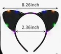 Frontansicht des schwarzen LED Katzenohr Haarreifens mit Maßen von 8,26 und 2,36 Zoll - Schwarz mit Licht