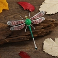 Spilla creativa a libellula con ali in smalto rosso e cristalli su base di legno rustico - Libellula in Giada Artificiale Ali Rosse / Rosso